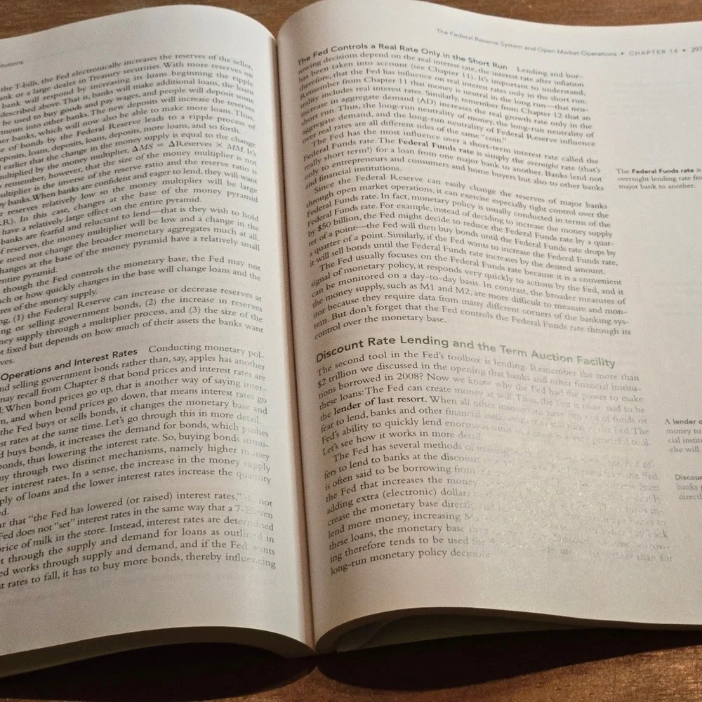 Worth Publishers Macroeconomics Textbook Tyler‎ Cowen Alex Tabarrok 2010 PB Book